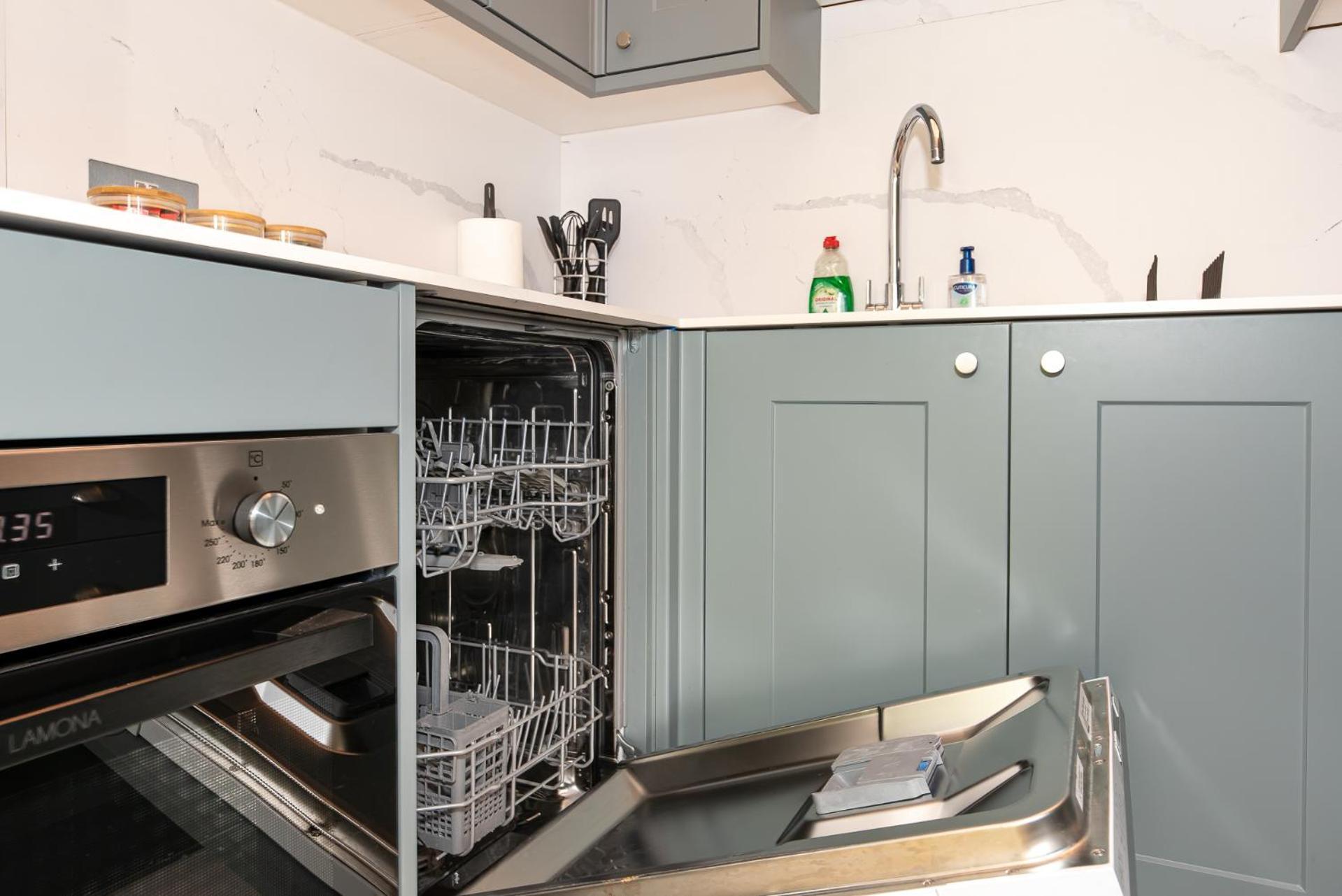 2-Bedroom Victorian Apartment In Kensington Лондон Екстериор снимка