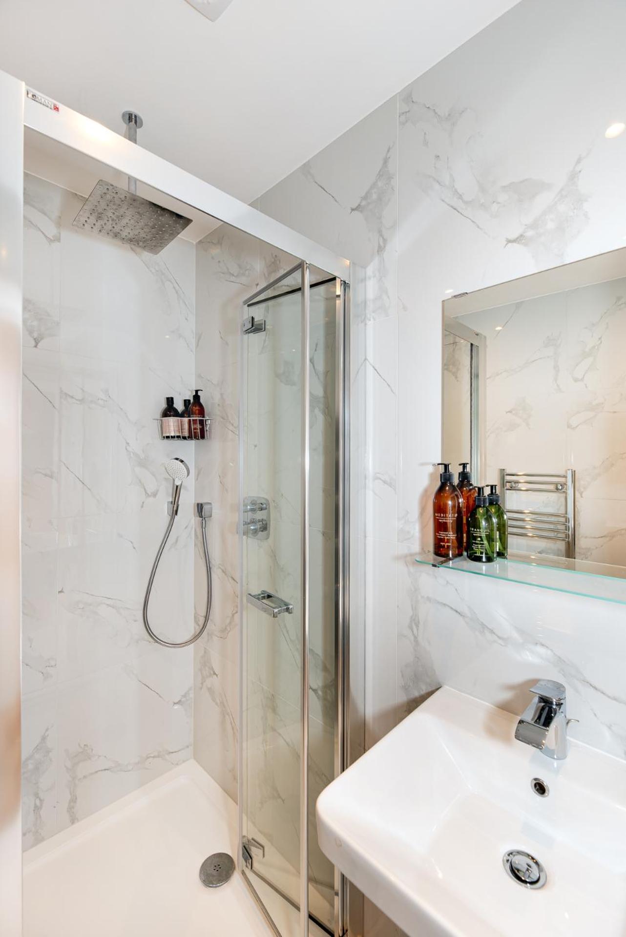 2-Bedroom Victorian Apartment In Kensington Лондон Екстериор снимка