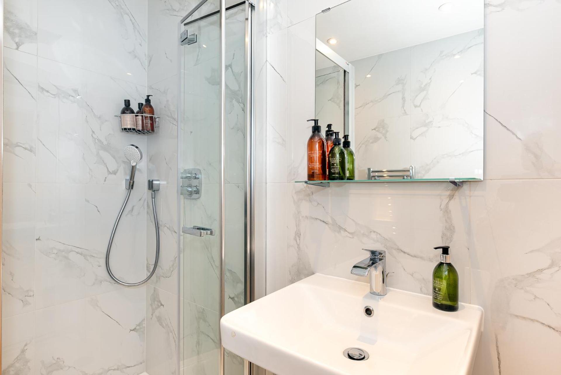 2-Bedroom Victorian Apartment In Kensington Лондон Екстериор снимка
