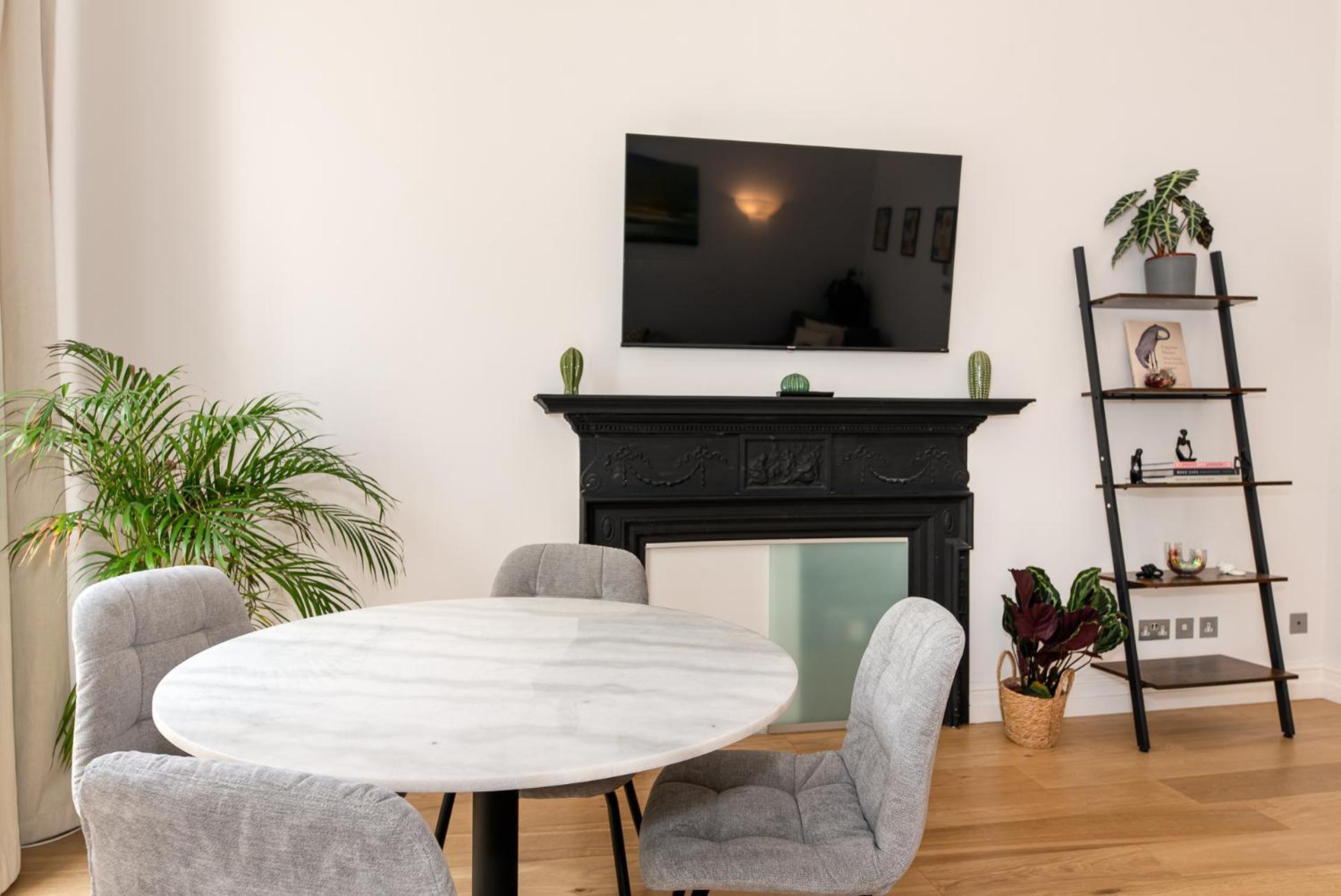 2-Bedroom Victorian Apartment In Kensington Лондон Екстериор снимка